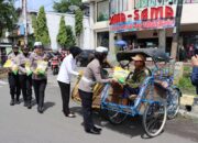 Polres Kendal Peduli, Jajaran Polwan Bagikan Sembako kepada Masyarakat Kurang Mampu