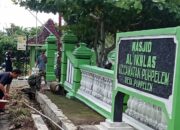 Danramil Puhpelem Pimpin Karya Bakti Pembersihan Masjid