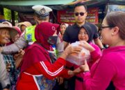 Bhayangkari Cabang Sragen Peduli, Bagikan Ratusan Nasi Box untuk Kaum Dhuafa