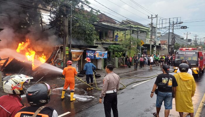 Ditinggal Pulang ke Boyolali, Toko Ban Semi Permanen di Ungaran Terbakar