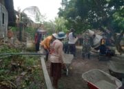 TNI Bersama Warga Desa Woro Gotong Royong dalam Karya Bakti TMMD Sengkuyung
