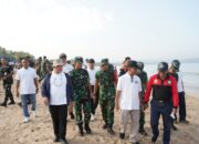 Pangdam Zamroni Kerahkan Prajuritnya Bersihkan Pantai