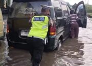 Meski Basah Kuyup, Polda Jateng Tak Kenal Lelah Bantu Warga Terjebak Banjir di Kaligawe