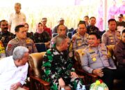 KAPOLDA SULSEL Panen Raya Jagung dan Kunjungi Pembagian Makanan Bergizi Gratis di Kecamatan Pammana, Kabupaten Wajo