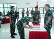 TNI Salurkan 70 Boat Polyethylene untuk Bantu Penanggulangan Banjir di Bekasi