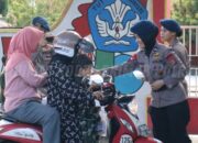 Personel Brimob Polda Sulteng dan Bhayangkari Berbagi Takjil di Bulan Ramadhan