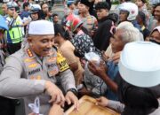 Wujud kepedulian polresta pati, bagikan takjil pada masyarakat di bulan ramadhan
