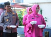 KAPOLRES Wajo Bersama Jajaran Dan BHAYANGKARI, Berbagi Takjil Kepada Pengguna Jalan