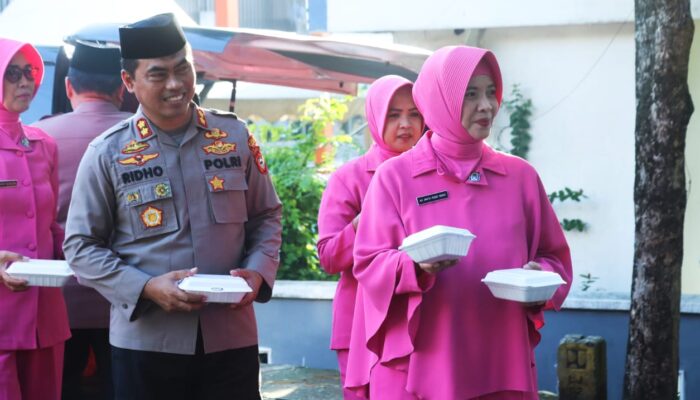 KAPOLRES Wajo Bersama Jajaran Dan BHAYANGKARI, Berbagi Takjil Kepada Pengguna Jalan