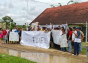 Gelar Aksi Damai, Warga Perumahan Cluster Elaeis Tagih Janji Depelover Penuhi PAM dan Bronjong