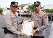 Kapolrestabes Semarang Berikan Penghargaan dan Bingkisan Lebaran