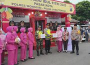 Dukung Pengamanan Mudik Lebaran 2025, Kapolres Dampingi Ketua Bhayangkari Cabang Wonogiri Bagi Bingkisan di Pospam Ops Ketupat