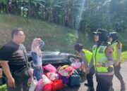 Pemudik Alami Kecelakaan Tunggal, Polwan Pospam KM 445 Berikan Pertolongan