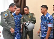 Momen Humanis, Panglima Koops Udara II Pakaikan Perlengkapan Overal Penerbang untuk Kasad