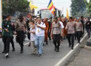 Amankan Perjalanan Bhiksu Thudong, Kapolres Semarang ikut Berjalan Kaki