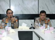 Kabidhumas Polda Metro Jaya Beri Penghargaan kepada Personel dan Satker Berkinerja Terbaik dalam Anev Bulanan