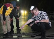Anggota DPRD DKI Turun Tangan Perbaiki Jalan