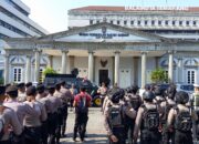 Polrestabes Semarang Kawal Aksi Unjuk Rasa Anti Korupsi di Balai Kota dengan Humanis dan Profesional