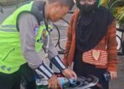 Humanis di Tengah Penegakan Hukum, Polisi Lalu Lintas Polrestabes Semarang Bantu Pengendara Kehabisan Bensin
