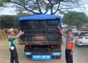 Meresahkan, Polisi Tindak Truk Bermuatan Material Tanpa Penutup Di Jepara