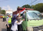 Polantas Wonogiri Bagikan Bendera Merah Putih, Gaungkan Semangat Kemerdekaan RI Ke-80