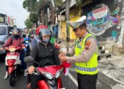 Gelorakan Semangat Merah Putih di Jalan Raya, Polantas Wonogiri Bagi 500 Bendera Jelang HUT RI ke-80