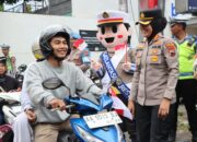 Semangat Bulan Kemerdekaan, Polres Semarang Bagikan Bendera Merah Putih