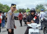 Semarak HUT ke-80 RI, POLRES Wajo Bagikan Ribuan Bendera dan Gelar Pasar Murah Beras