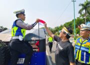 Semarakan Hari Kemerdekaan RI ke-80, Satlantas Polres Jepara Bagikan Bendera Merah Putih kepada Komunitas Otomotif 