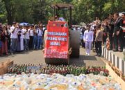 Usai Upacara HUT ke-80 RI, Polres Karanganyar Musnahkan Ribuan Liter Miras Hasil Operasi Juli–Agustus