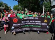 Bagikan Ribuan Mawar Untuk Anggota Polri dan TNI di Monas, Komunitas Ojol Tidak Mau Terprovokasi