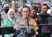Polda Metro Jaya Bagikan Helm dan Sembako untuk Pengemudi Ojek Online