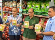Pastikan Harga Beras Tetap Terjangkau, Tim Satgas Pangan Polda Jateng Tempel Stiker HET Beras Medium dan Premium di Pertokoan Modern