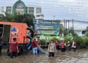 Hari ke-6 Kaligawe Masih Digenangi Banjir, Polrestabes Semarang dan Polda Jateng Terus Bantu Warga