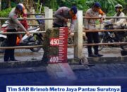 Tim SAR Brimob Metro Jaya Pantau Surutnya Ketinggian Banjir di Kelurahan Petir