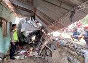 Diduga Microsleep, Avanza Tabrak Bengkel di Kedungwuni, Dua Kendaraan Rusak Berat