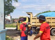 SINERGI PEMASYARAKATAN : PEGAWAI DAN KLIEN BAPAS PATI BERSAMA PEGAWAI DAN WBP RUTAN BLORA KERJA BAKTI MEMBERSIHKAN POS BAPAS BLORA DI JEPON