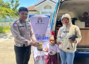 “Polantas Menyapa” Petugas Satlantas Berikan Snack untuk Anak Wajib Pajak Taat di Samsat Keliling Polresta Pati