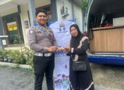 “Polantas Menyapa” Petugas Satlantas Berikan Reward untuk Wajib Pajak Taat di Samsat Keliling Polresta Pati