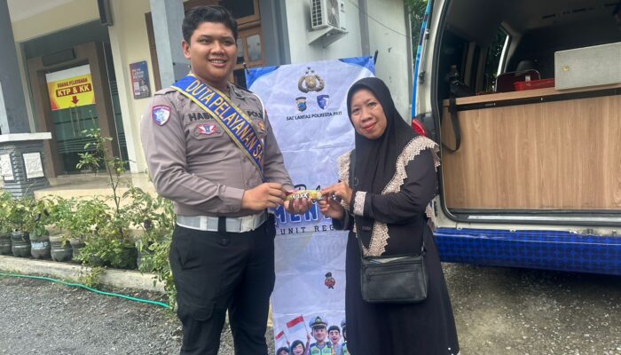 “Polantas Menyapa” Petugas Satlantas Berikan Reward untuk Wajib Pajak Taat di Samsat Keliling Polresta Pati