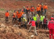 Brimob Polda Jateng dan Polresta Cilacap All Out Tangani Longsor Cibeunying, Teruskan Pencarian 20 Korban Hilang