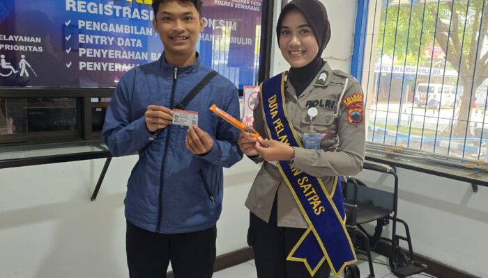 Polantas Menyapa, Satpas Polres Semarang Berikan Reward kepada Pemohon SIM yang Tepat Waktu di Hari ke-3 Operasi Zebra Candi 2025