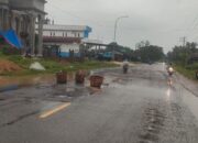 Jalan Lintas Medan–Banda Aceh di Perbatasan Idi Rayeuk–Darul Aman Rusak Parah, Warga Khawatirkan Keselamatan Pengguna Jalan