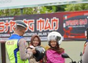Polantas Menyapa; Hari ke-8 Operasi Zebra Candi 2025, Satlantas Polres Boyolali Tegur Anak Sekolah Yang Kedapatan Bonceng Tanpa Helm dan Berikan Helm Gratis