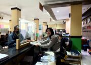 Hari ke-11 Operasi Zebra Candi 2025, Samsat Polres Semarang Berikan Reward Coklat Wajib Pajak Tertib Waktu