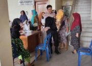 Aksi Heroik Bhabinkamtibmas Desa Pandak Sidoharjo Sragen, Lansia 92 Th Dibopong Polisi Saat Ambil BLT