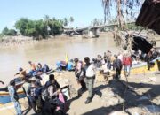 Kapolda Sebrangi Sungai Tingkeum untuk Tembus ke Aceh Utara, Sempat Temui Warga yang Tertahan di Kutablang