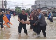 Aksi Heroik Seorang Personil Polsek Idi Rayeuk Bantu Evakuasi Warga di Tengah Banjir