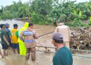 Hujan Deras Landa Sragen, Polsek Kedawung Berjibaku Bersihkan Tumpukan Sampah yang Akibatkan Belasan Rumah Kebanjiran