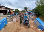 Anggota Koramil/19  Bersama Muspika Indra Makmur, Kerja Bakti Perbaiki Jalan Rusak Pasca Banjir